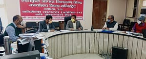 कोविड वैक्सीन को लेकर सीएमओ के साथ बैठक करते डीएम अनुज कुमार झा